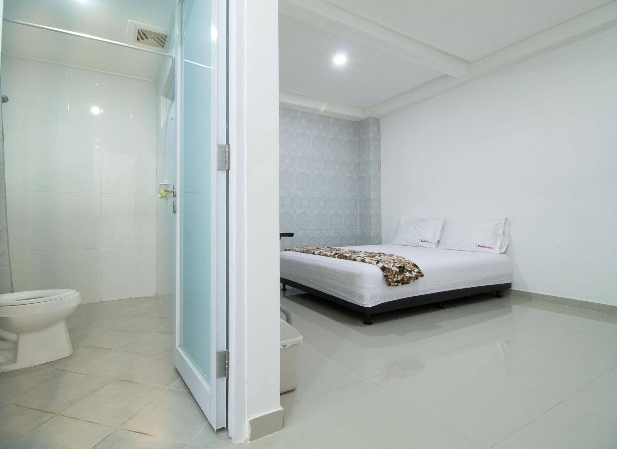 Reddoorz @ Pulomas Hotel Jakarta Exterior photo
