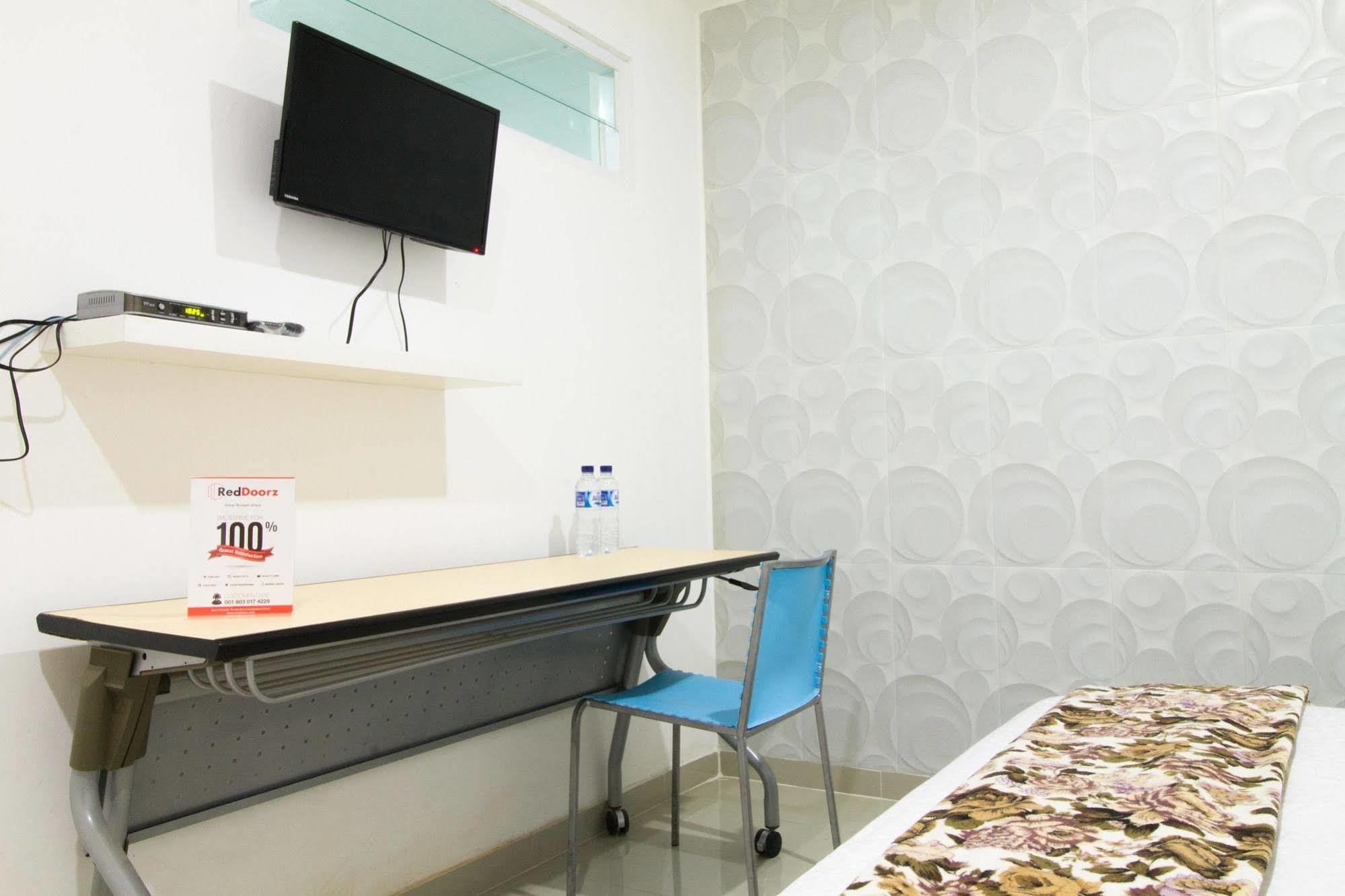 Reddoorz @ Pulomas Hotel Jakarta Exterior photo